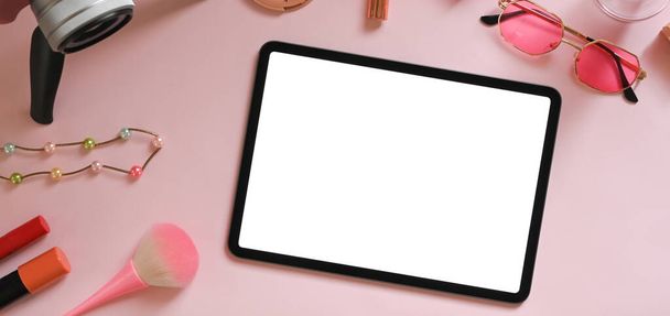 Egy fehér üres képernyős számítógép tabletta tesz az asztalra körül különböző berendezések. - Fotó, kép