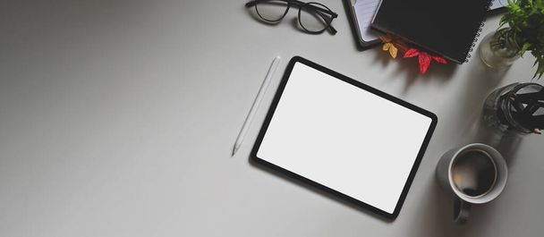 Tablette d'ordinateur à écran blanc avec stylo stylet met sur un espace de travail. - Photo, image