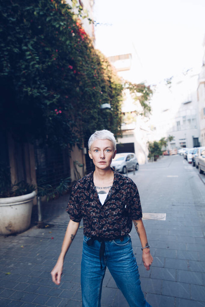 ritratto di una bella giovane donna in strada, sfondo urbano - Foto, immagini