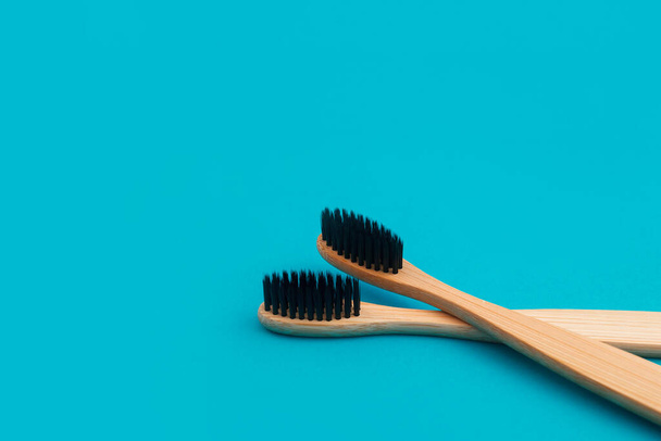Brosse à dents en bois sur fond bleu - Photo, image