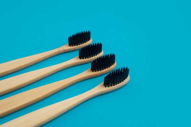Cepillo de dientes de madera sobre fondo azul - Foto, imagen
