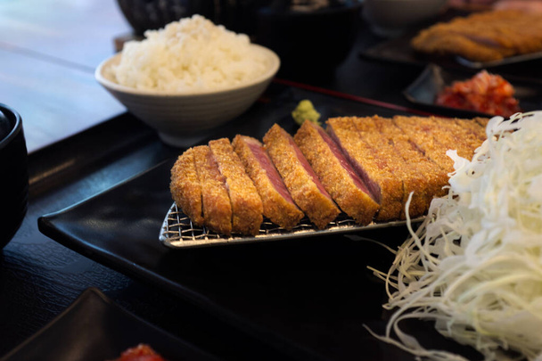 Smażona chrupiąca wołowina Gyukatsu stek podawany z ryżem - Zdjęcie, obraz