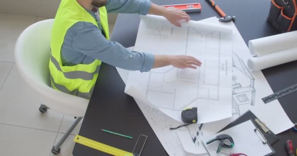 Ofiste çizimlerle çalışan erkek mühendis - Video, Çekim