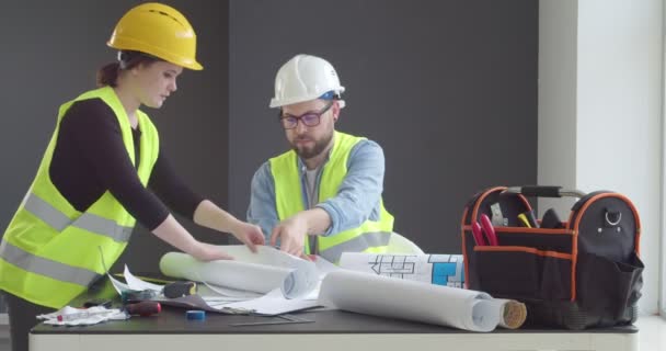 Architect correcting drawings in office - Imágenes, Vídeo