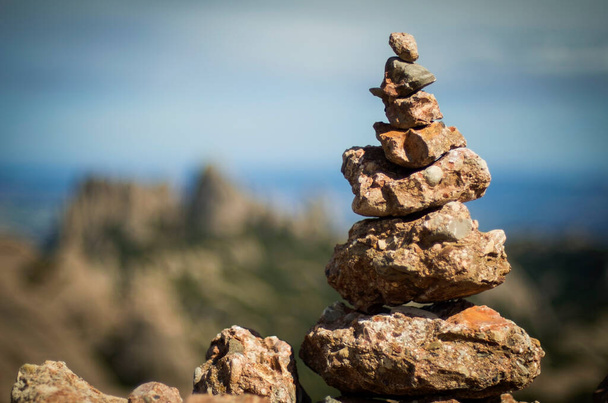 creando un mucchio con diverse pietre di diverse dimensioni per raggiungere l'equilibrio e la pace nella montagna di Montserrat - Foto, immagini