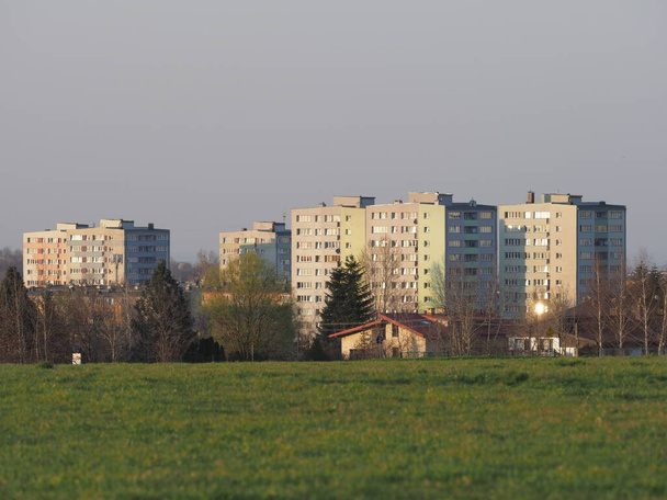 Grasveld en flatgebouwen in Bielsko-Biala, Polen - Foto, afbeelding