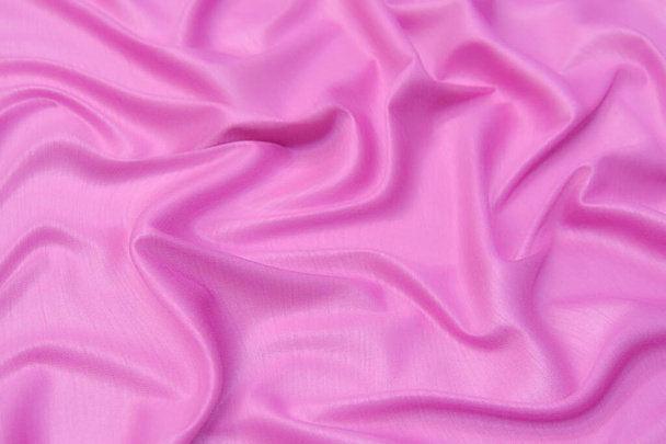 Крупный план текстуры из натурального красного или розового полотна или ткани одного цвета. Текстура ткани из натурального хлопка, шелка или шерсти, или льняного текстильного материала. Красный холст. - Фото, изображение