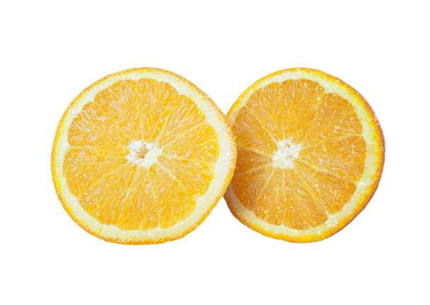 Duas metades de laranja fatiada fresca e suculenta com gotas suculentas no fundo branco
 - Foto, Imagem