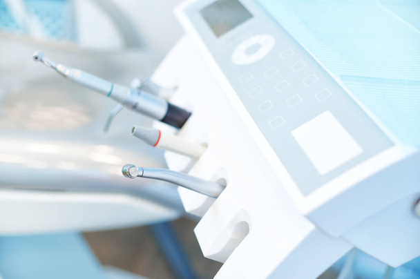 Gros plan de l'équipement dentaire moderne dans le cabinet dentaire. Concept de soins buccodentaires et dentaires. Médecine dentaire - Photo, image