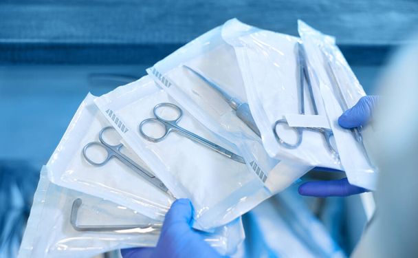 Verpakte tandheelkundige producten in verzegelde verzegelde verpakking. Het concept van sterilisatie en desinfectie in een moderne tandheelkundige kliniek. - Foto, afbeelding