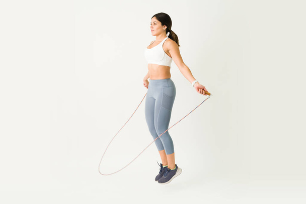 Užívám si skákání po laně. Nádherná mladá žena trénink s kardio cvičení. Zdravá a silná žena dělá HIIT - Fotografie, Obrázek