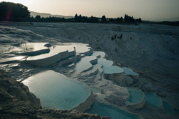 Naturalne trawertynowe baseny i tarasy w Pamukkale. Zamek bawełniany w południowo-zachodniej Turcji. Wysokiej jakości zdjęcie - Zdjęcie, obraz