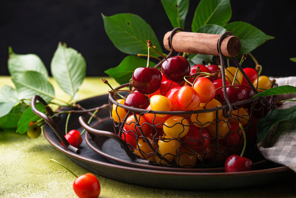 Čerstvé zralé červené a žluté třešně - Fotografie, Obrázek