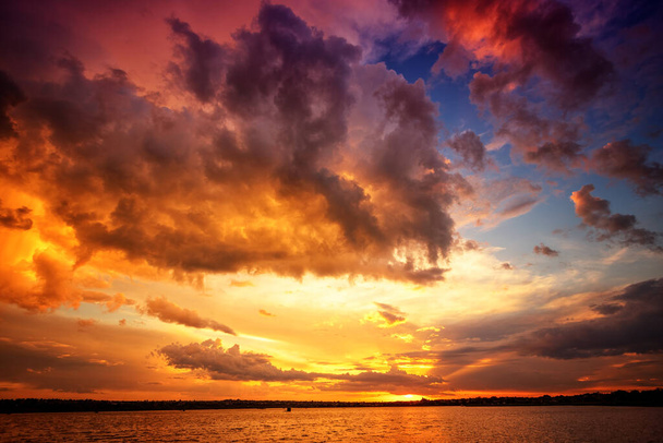 湖の夕日と素敵な風景 - 写真・画像