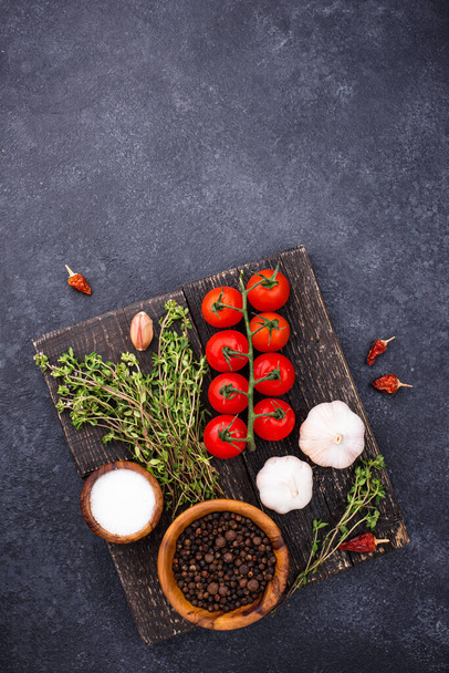 Tomaten, tijm, knoflook en specerijen - Foto, afbeelding