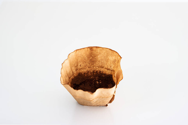 Filtro de papel marrón usado con café molido aislado en blanco. - Foto, imagen