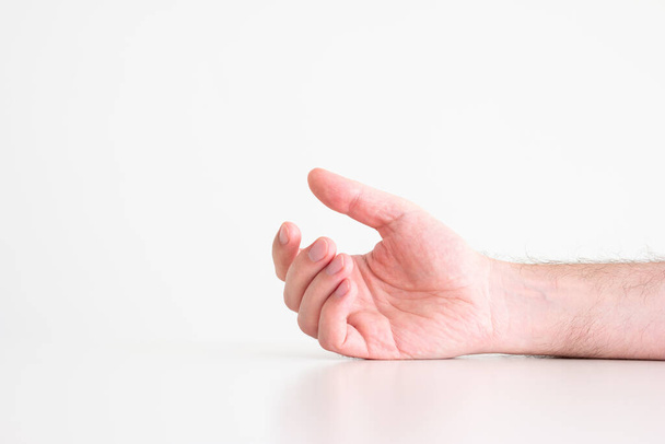 Kaukasische männliche Arm geöffnet Handfläche macht Geste isoliert auf weißen Nahaufnahme Vorderansicht. - Foto, Bild