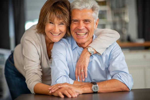 Close up retrato sorrindo casal mais velho sentado à mesa juntos - Foto, Imagem