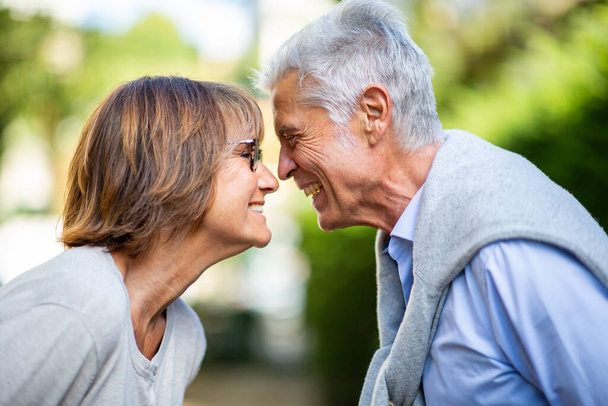 Profil Porträt älteres Paar lächelt Gesicht zu Gesicht  - Foto, Bild