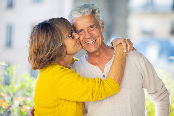 Κοντινό πλάνο πορτρέτο ευτυχισμένο ζευγάρι μεγαλύτερης ηλικίας με γυναίκα που φιλάει τον άνδρα - Φωτογραφία, εικόνα