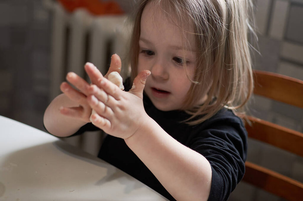 bambino in età prescolare che gioca con le forme di stampaggio  - Foto, immagini