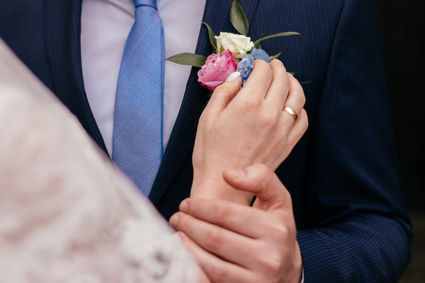  黄金の結婚指輪を持つ花嫁の手を閉じる  - 写真・画像