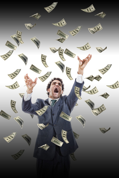 człowiek biznesu pod spadające banknoty pieniądze krzyczeć osiągając fo - Zdjęcie, obraz