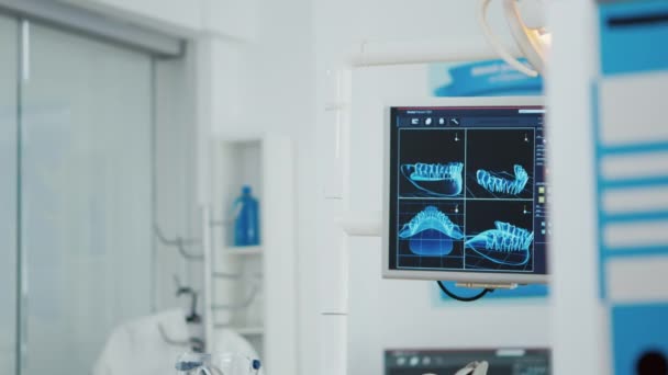 Primo piano della radiografia dei denti sul monitor nel moderno ufficio luminoso dell'ospedale ortodontico di stomatologia. - Filmati, video
