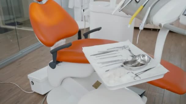 Κλείσιμο αποκαλύπτοντας πλάνο ιατρικών οδοντιατρικών εργαλείων έτοιμα για στοματολογική χειρουργική επέμβαση δοντιών - Πλάνα, βίντεο
