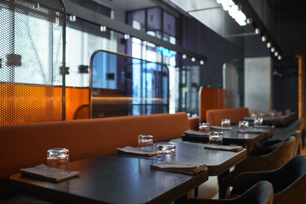 ビストロカフェの席間の異なる質感のパネル:ナプキンとグラスで提供されるテーブル - 写真・画像
