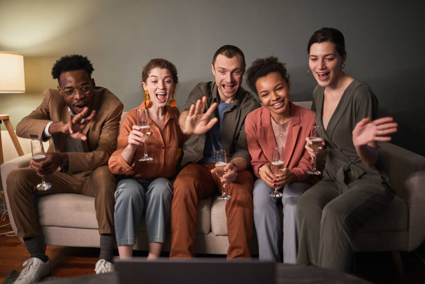 Різноманітна група емоцій молодих людей махає на екран під час відео балачки з друзями
 - Фото, зображення