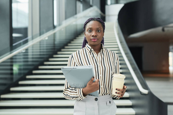 Pas se portrét sebevědomé afroamerické podnikatelky dívající se do kamery, zatímco pózuje v kancelářské hale, kopírovací prostor - Fotografie, Obrázek