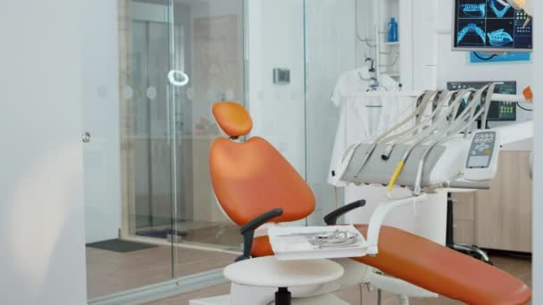 Zoom en la toma de equipo de ortodoncia médica en la oficina brillante moderna, - Imágenes, Vídeo