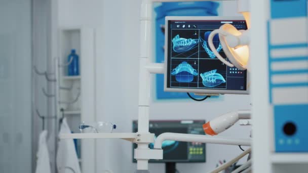 Primer plano de la pantalla del ortodoncista médico con imágenes de rayos X en él - Metraje, vídeo