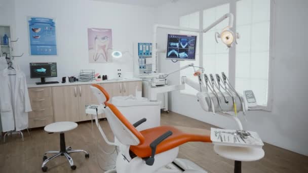 Primo piano rivelando colpo di stomatologia ortodontico stanza ufficio dell'ospedale con nessuno in esso - Filmati, video