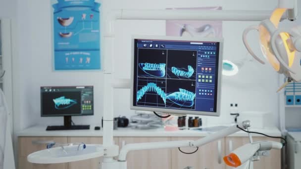 Primer plano del monitor con imágenes de radiografía dental en él i - Metraje, vídeo