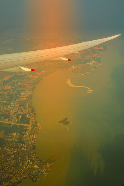 夕日(シンガポール)を撮影する飛行機からの空。撮影場所:シンガポール - 写真・画像