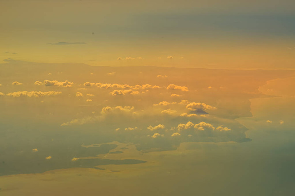 Az ég a naplementét forgató repülőgépről (Szingapúr). Lövöldözés helye: Szingapúr - Fotó, kép