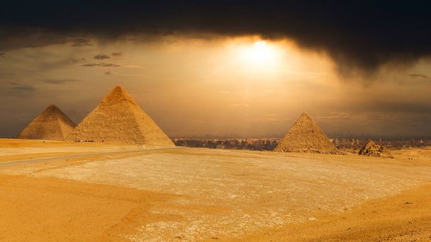 Slavné pyramidy v Gíze v Egyptě s temnou dramatickou oblohou - Fotografie, Obrázek