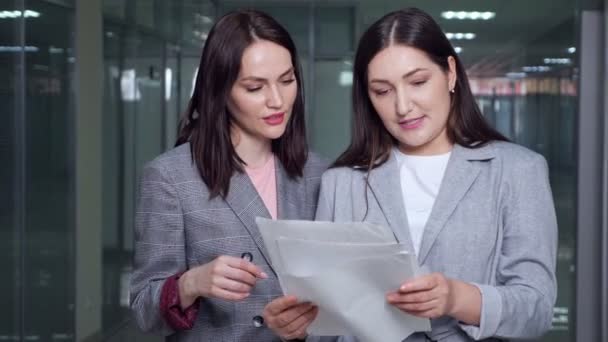 Νεαρές γυναίκες επιχειρηματίες με σακάκια συζητούν νέο έργο - Πλάνα, βίντεο