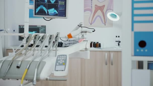 Κλείσιμο επαγγελματικού εξοπλισμού οδοντιατρικής στοματολογίας στο σύγχρονο φωτεινό γραφείο - Πλάνα, βίντεο