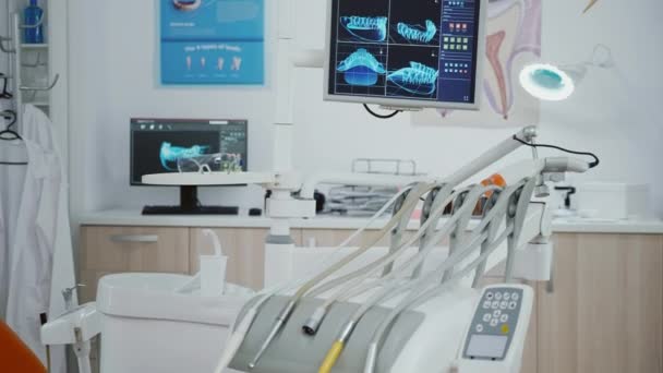 Primer plano revelando la toma de la pantalla de ortodoncia médica con imágenes de rayos X de dientes en ella - Metraje, vídeo
