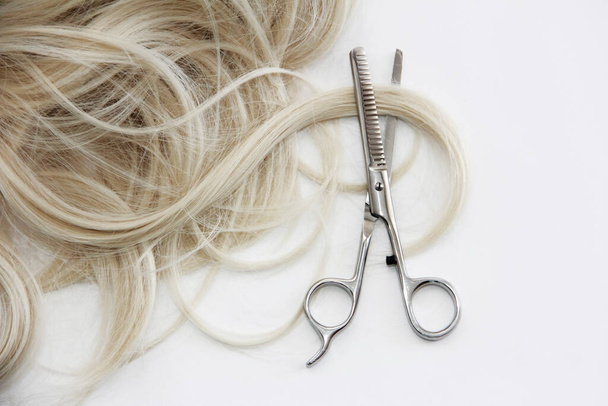 capelli tinti delle donne in un ricciolo e tagliatori - Foto, immagini