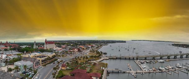 Vista aérea de Santo Agostinho do drone. Panorama do pôr do sol do rio da cidade, Flórida - EUA
. - Foto, Imagem