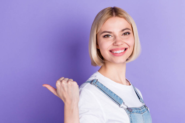Profile photo of nice optimistic short hairdo blond lady point empty space wear white t-shirt isolated on violet color background - Foto, immagini