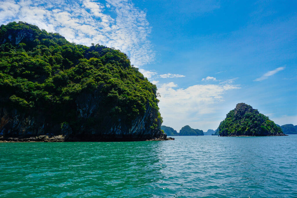 A breathtaking view of small islands captured in Ha Long Bay, Vietnam - Zdjęcie, obraz