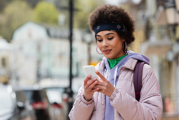 Afrikai amerikai nő használ okostelefon a városi utcán  - Fotó, kép
