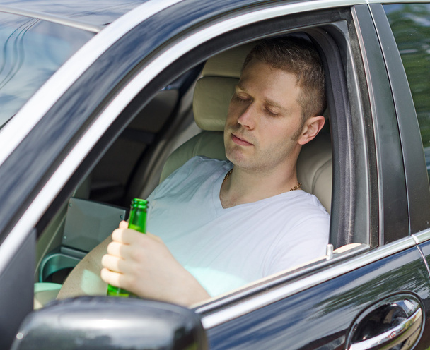 Conducir bajo la influencia. Hombre bebiendo alcohol en el coche
. - Foto, imagen