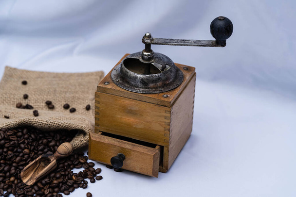 roasted Coffee beans and a vitage coffee grinder - Φωτογραφία, εικόνα