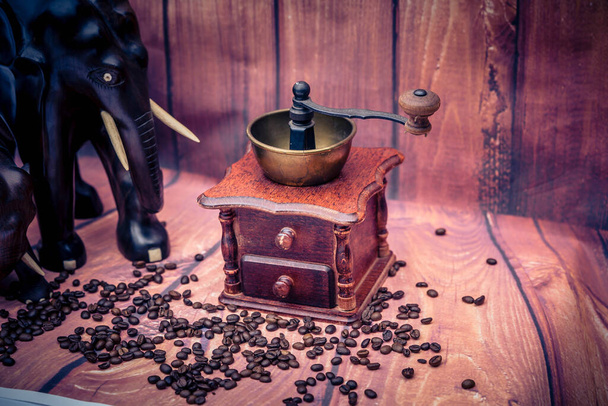 grains de café torréfiés et un moulin à café vitage - Photo, image